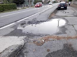 CHIVASSO. Proteste a Castelrosso: "Il marciapiede di via Casale fa schifo"