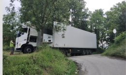 SCIOLZE. Ormai è emergenza in collina: un altro tir incastrato in strada