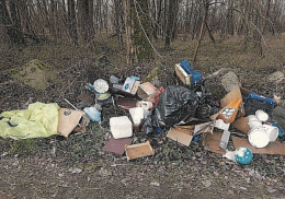 SALUGGIA. Sgombera la cantina e butta tutto nel parco. Beccato e multato