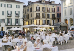 IVREA. La cena “Andiamo in Bianco” degli Amis rallegra Piazza Ottinetti