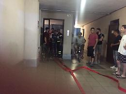 CHIVASSO. Ascensore in fiamme in corso Galileo Ferraris, tre intossicati