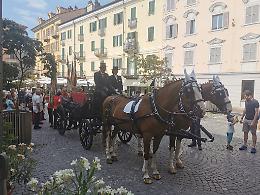 IVREA. Alla processione occhi puntati  sul candidato a sindaco del Pd