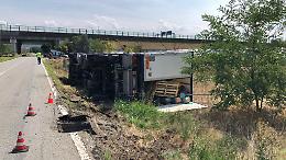 CHIVASSO. Camion si ribalta in via Montanaro, illeso il conducente
