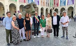 Ivrea celebra Mitoraj con due “giganti” in piazza Ottinetti