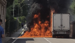 RIVARA. Un camion prende fuoco in via Levone