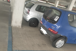 CHIVASSO. 28 auto con le gomme tagliate nel parcheggio di via San Carlo. "Ora basta!"