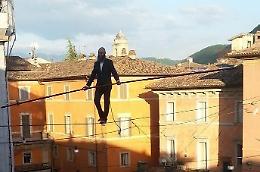 CUORGNE'. Il funambolo Loreni cammina sulla Zipline Arcansel di Frassinetto