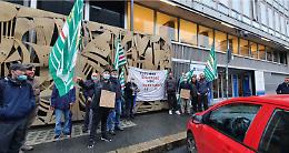 I facchini della Rai protestano davanti alla sede di via Verdi a Torino