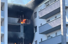SAN MAURO TORINESE. Vanno a fuoco tre piani di un palazzo (FOTO)