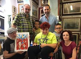 PARACICLISMO. Il pittore Mauro Trucano dona una sua opera d'arte alla Hope Running