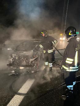 MONTANARO. Auto in fiamme in A4: conducente illeso