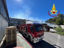 Brucia il deposito di una cartiera a Ciriè, incendio sotto controllo (VIDEO)