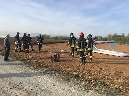 Precipita ultraleggero, miracolate le due persone a bordo