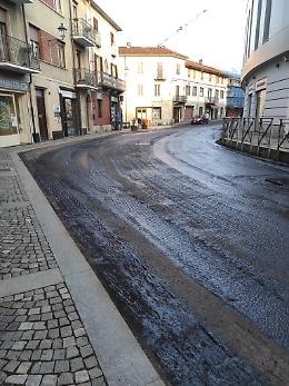 GASSINO. Quante lamentele per 3 giorni di asfaltatura in Corso Italia