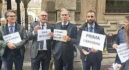 Affidamenti zero: volano gli insulti. Protesta a Torino davanti al Palazzo della Regione
