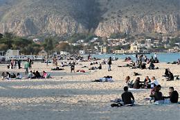 Più che novembre sembra estate: per il Ponte pranzi all'aperto, tintarella e anche il bagno