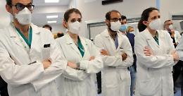 Medici contro lo stop delle mascherine negli ospedali: "Un rischio che non ci possiamo permettere"