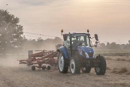 Assessore all'Agricoltura sfida i contadini: "I trattori sono fatti anche per andare in strada..."