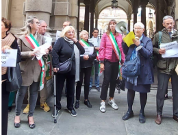 SAN MAURO TORINESE. La Sindaca con la fascia alla manifestazione sotto la Regione