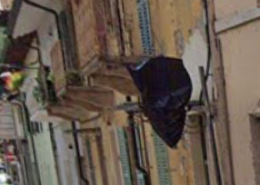 In via Diaz ci sono i cartelli “incappucciati” con le buste dell'immondizia