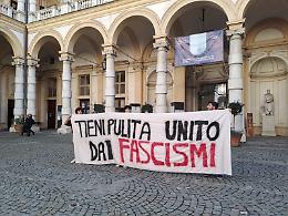 Adesivi anti schwa, l'appello di UDU: "Tieni pulita UniTo dai fascismi"