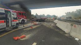 Camion si schianta contro un cantiere stradale sulla Torino-Aosta  (FOTO)