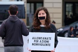 Attivisti Extinction Rebellion con lo scotch alla bocca (FOTO)