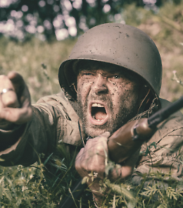 Inchiesta sull'esercito: 4 soldati si alzano e fanno il saluto romano