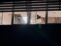 Paura a scuola: crolla un pezzo di soffitto 