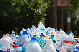 Ogni 300 bottiglie in plastica riciclate il Comune ti offre 5€ di buono spesa