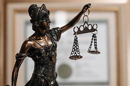La sindaca non ha condanne penali? E perché non lo dice?