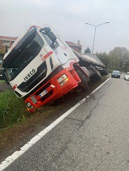 I camion passano dalla collina e continuano a ribaltarsi...