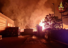 Paura nella notte: va a fuoco un'area industriale 