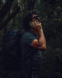 Famiglia con bambino si perde di notte nel bosco