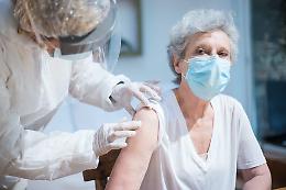 Covid: la Regione chiama gli over 60 a fare la quinta dose del vaccino ma già la quarta è un fallimento: inoculato meno del 40% della platea
