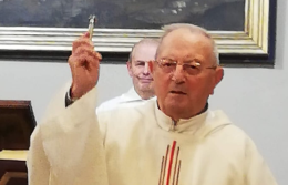 Una città in lutto per la morte di don Mario