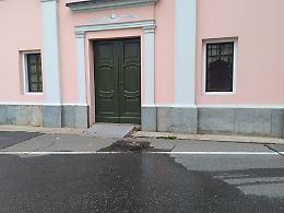 Perde il tubo, un inutile spreco d'acqua di fronte alla Chiesa