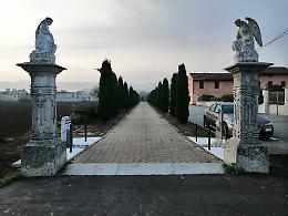 Una nuova pavimentazione per le lapidi commemorative al cimitero