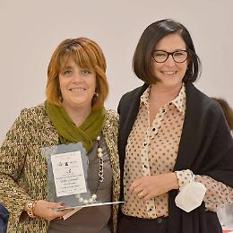 Un premio tira l'altro per l'insegnante con la passione per la scrittura