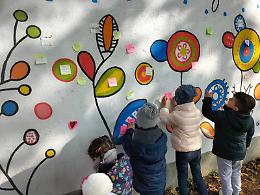 Al parco c'è un cartello con su scritto: "La gentilezza nasce dal cuore ed è leggera come una farfalla ....".