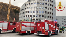 Crolla il ponteggio mentre gli operai sono a lavoro