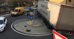 Senso unico in via Torino, via anche la doppia rotatoria?