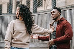Una finta tentata violenza su una donna si trasforma in una mezza rissa