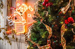 Un albero di Natale addobbato dai bambini