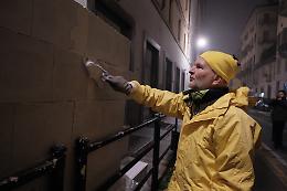 Ambientalisti costruiscono un muro alto 2 metri davanti alla porta dell'assessorato regionale