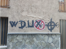 Fascisti con la bomboletta: quelle scritte che infestano le strade del paese
