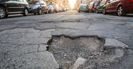 Torino come il formaggio Kraft. Strade piene di buche