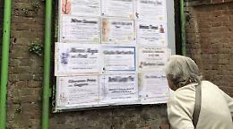Investiti mentre guardano i manifesti funebri, travolti due ottantenni