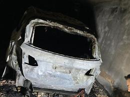 Le fanno saltare l'auto, in tribunale la prendono in giro: "Impara a parcheggiare"