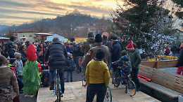 C'è il caro bollette? Niente paura, l'albero di Natale si accende pedalando!